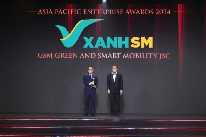 Đại diện Hiệp hội Doanh nghiệp châu Á - Enterprise Asia trao giải Inspirational Brand Award - "Thương hiệu truyền cảm hứng" cho ông Phạm Thanh Tú - Đại diện Xanh SM (trái) tại Gala APEA 2024 Đại diện Hiệp hội Doanh nghiệp châu Á - Enterprise Asia trao giải Inspirational Brand Award - "Thương hiệu truyền cảm hứng" cho ông Phạm Thanh Tú - Đại diện Xanh SM (trái) tại Gala APEA 2024