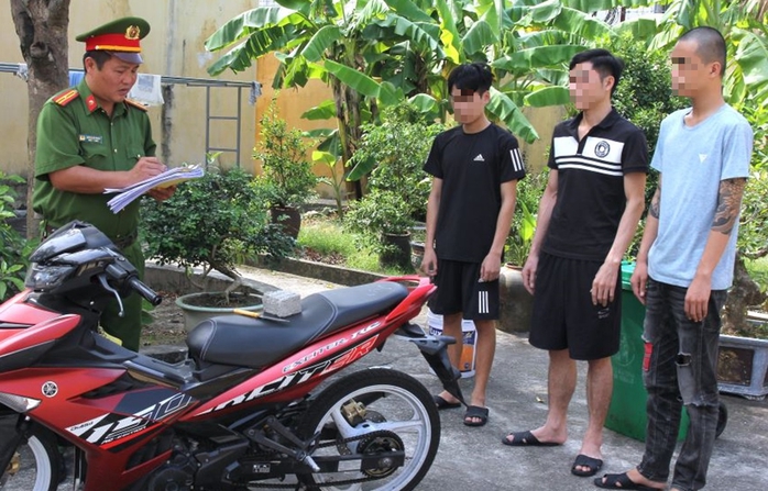 Khởi tố 3 thanh niên khiến thiếu úy công an bị đâm trọng thương- Ảnh 1. Khởi tố 3 thanh niên khiến thiếu úy công an bị đâm trọng thương- Ảnh 1.