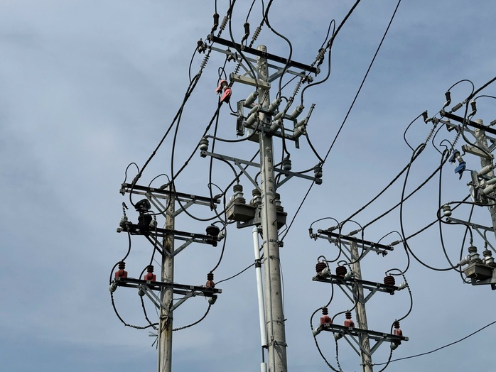 CLIP: Cháy lớn ở trạm biến áp 110 Kv, cột lửa kèm khói bốc cao- Ảnh 2. CLIP: Cháy lớn ở trạm biến áp 110 Kv, cột lửa kèm khói bốc cao- Ảnh 2.
