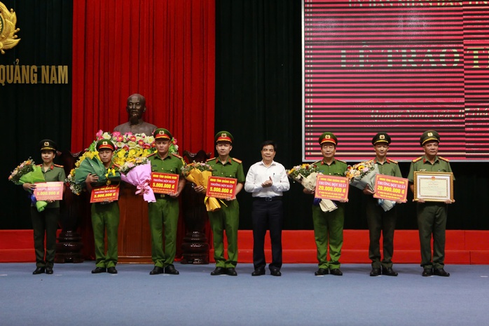 Thưởng "nóng" Công an Quảng Nam phá đường dây đánh bạc hơn 200 tỉ đồng- Ảnh 2. Thưởng "nóng" Công an Quảng Nam phá đường dây đánh bạc hơn 200 tỉ đồng- Ảnh 2.