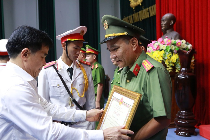 Thưởng "nóng" Công an Quảng Nam phá đường dây đánh bạc hơn 200 tỉ đồng- Ảnh 4. Thưởng "nóng" Công an Quảng Nam phá đường dây đánh bạc hơn 200 tỉ đồng- Ảnh 4.