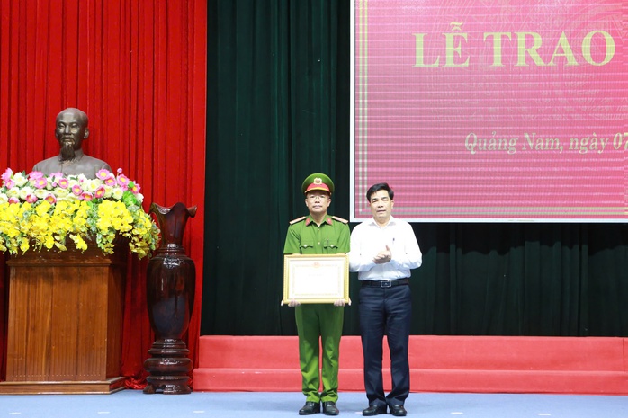 Thưởng "nóng" Công an Quảng Nam phá đường dây đánh bạc hơn 200 tỉ đồng- Ảnh 1. Thưởng "nóng" Công an Quảng Nam phá đường dây đánh bạc hơn 200 tỉ đồng- Ảnh 1.