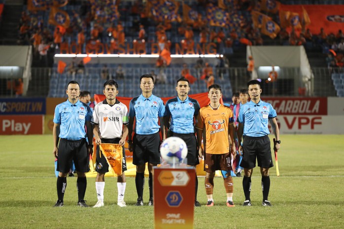 Trọng tài V-League liên tục mắc sai sót- Ảnh 2. Trọng tài V-League liên tục mắc sai sót- Ảnh 2.