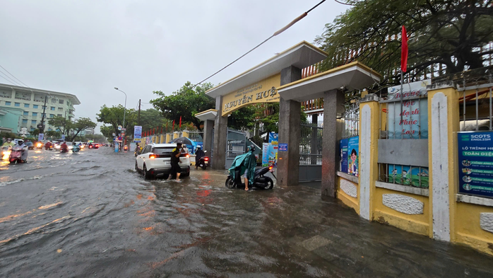 Cơn mưa lớn ngày 18-9 vừa qua khiến nhiều địa điểm ở TP Đà Nẵng chìm trong biển nước. Ảnh nhỏ: Giao diện thể hiện lượng mưa, mức ngập trên Danang Smart City Cơn mưa lớn ngày 18-9 vừa qua khiến nhiều địa điểm ở TP Đà Nẵng chìm trong biển nước. Ảnh nhỏ: Giao diện thể hiện lượng mưa, mức ngập trên Danang Smart City