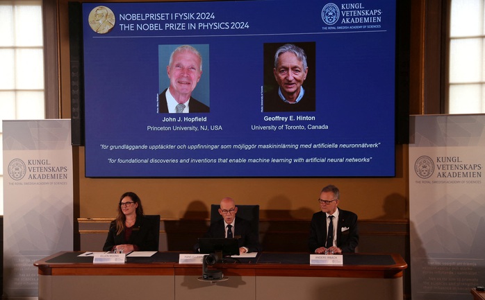Chân dung hai nhà khoa học được trao Giải Nobel Vật lý 2024 trong buổi họp báo ngày 8-10 tại Viện Hàn lâm Khoa học Hoàng gia Thụy Điển Ảnh: REUTERS Chân dung hai nhà khoa học được trao Giải Nobel Vật lý 2024 trong buổi họp báo ngày 8-10 tại Viện Hàn lâm Khoa học Hoàng gia Thụy Điển Ảnh: REUTERS