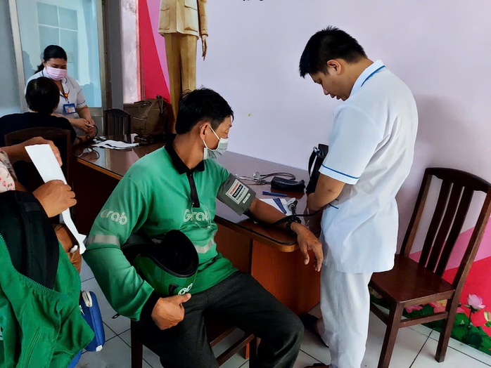 Nên cấp thẻ BHYT miễn phí cho người trên 60 tuổi- Ảnh 1.