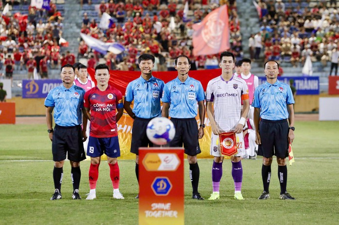 Trọng tài V-League liên tục mắc sai sót- Ảnh 1. Trọng tài V-League liên tục mắc sai sót- Ảnh 1.
