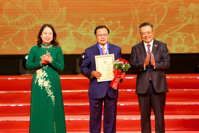 Nguyên Bí thư Hà Nội Phạm Quang Nghị được vinh danh "Công dân Thủ đô ưu tú"- Ảnh 3. Nguyên Bí thư Hà Nội Phạm Quang Nghị được vinh danh "Công dân Thủ đô ưu tú"- Ảnh 3.