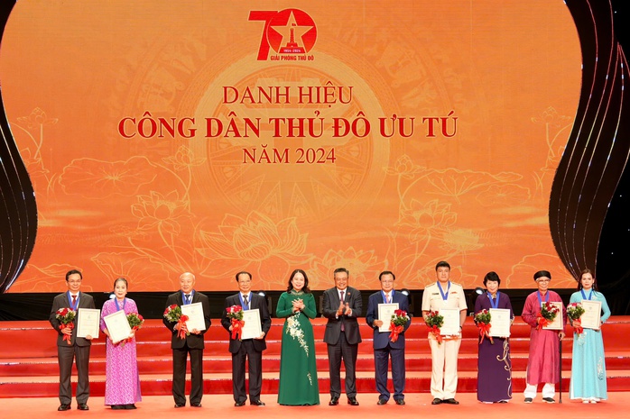 Nguyên Bí thư Hà Nội Phạm Quang Nghị được vinh danh "Công dân Thủ đô ưu tú"- Ảnh 2. Nguyên Bí thư Hà Nội Phạm Quang Nghị được vinh danh "Công dân Thủ đô ưu tú"- Ảnh 2.