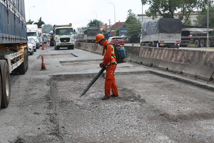 Ùn tắc trong ngày đầu tạm đóng Quốc lộ 51 để sửa chữa- Ảnh 1. Ùn tắc trong ngày đầu tạm đóng Quốc lộ 51 để sửa chữa- Ảnh 1.