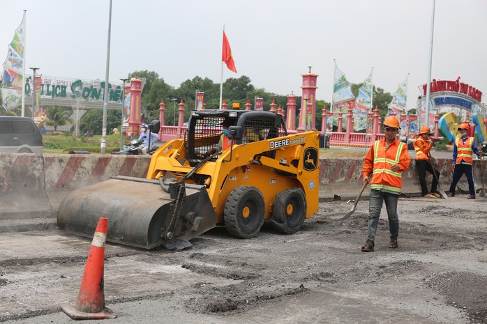 Ùn tắc trong ngày đầu tạm đóng Quốc lộ 51 để sửa chữa- Ảnh 3. Ùn tắc trong ngày đầu tạm đóng Quốc lộ 51 để sửa chữa- Ảnh 3.