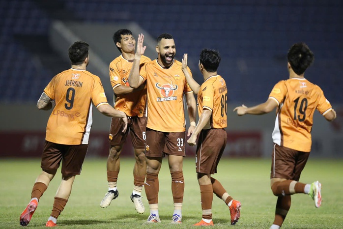 Trọng tài V-League liên tục mắc sai sót- Ảnh 3. Trọng tài V-League liên tục mắc sai sót- Ảnh 3.