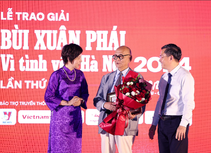 Giáo sư Hoàng Đạo Kính nhận Giải thưởng Bùi Xuân Phái - Vì tình yêu Hà Nội- Ảnh 1. Giáo sư Hoàng Đạo Kính nhận Giải thưởng Bùi Xuân Phái - Vì tình yêu Hà Nội- Ảnh 1.