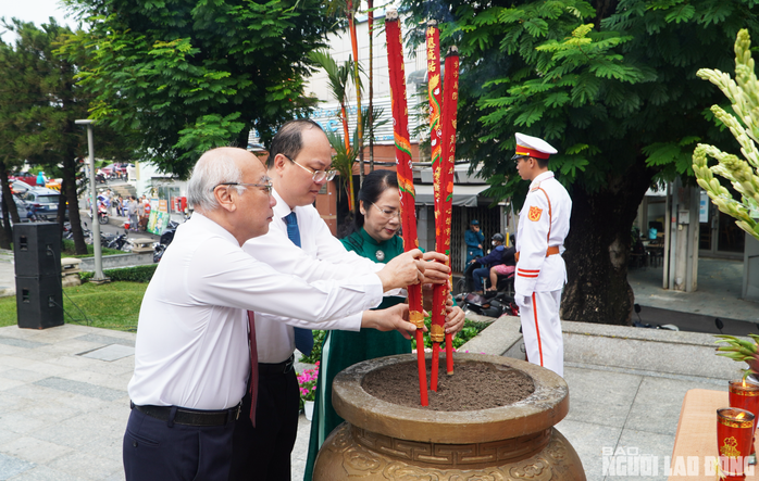 TP HCM tưởng niệm Anh hùng Lực lượng vũ trang nhân dân, Liệt sĩ Nguyễn Văn Trỗi- Ảnh 2. TP HCM tưởng niệm Anh hùng Lực lượng vũ trang nhân dân, Liệt sĩ Nguyễn Văn Trỗi- Ảnh 2.