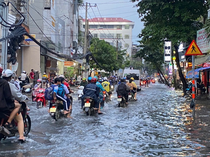 Sau mưa lớn, nhiều tuyến đường ở TP HCM ngập sâu- Ảnh 3. Sau mưa lớn, nhiều tuyến đường ở TP HCM ngập sâu- Ảnh 3.