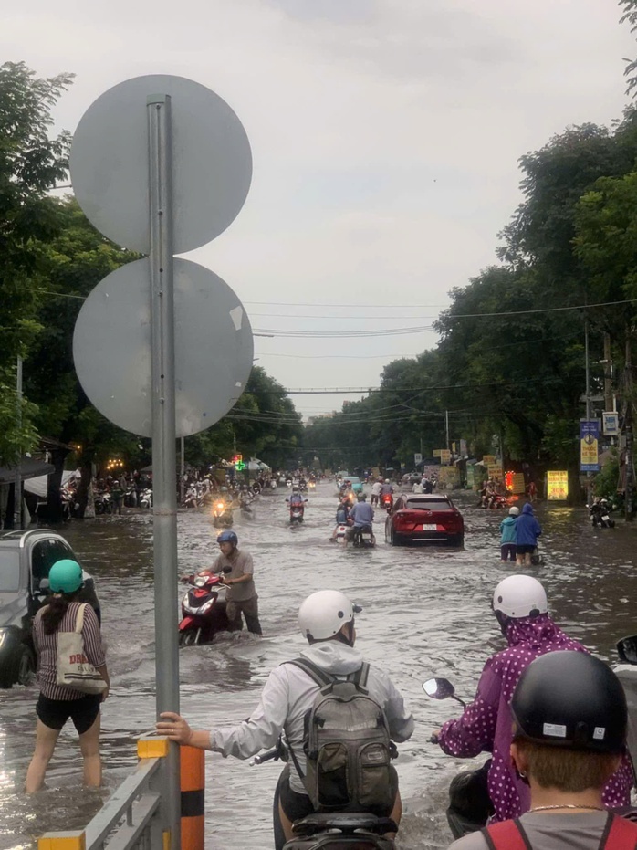 Sau mưa lớn, nhiều tuyến đường ở TP HCM ngập sâu- Ảnh 2. Sau mưa lớn, nhiều tuyến đường ở TP HCM ngập sâu- Ảnh 2.