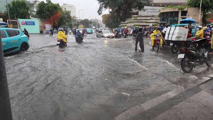 Sau mưa lớn, nhiều tuyến đường ở TP HCM ngập sâu- Ảnh 9. Sau mưa lớn, nhiều tuyến đường ở TP HCM ngập sâu- Ảnh 9.