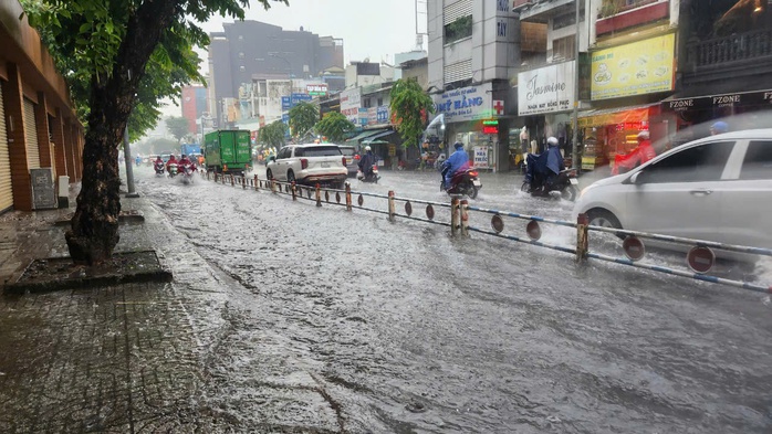 Sau mưa lớn, nhiều tuyến đường ở TP HCM ngập sâu- Ảnh 6. Sau mưa lớn, nhiều tuyến đường ở TP HCM ngập sâu- Ảnh 6.