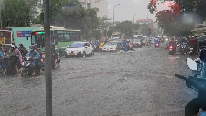 Sau mưa lớn, nhiều tuyến đường ở TP HCM ngập sâu- Ảnh 5. Sau mưa lớn, nhiều tuyến đường ở TP HCM ngập sâu- Ảnh 5.
