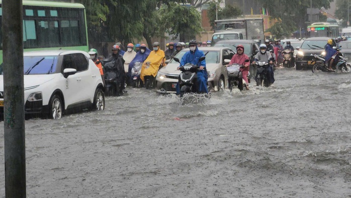 Sau mưa lớn, nhiều tuyến đường ở TP HCM ngập sâu- Ảnh 7. Sau mưa lớn, nhiều tuyến đường ở TP HCM ngập sâu- Ảnh 7.