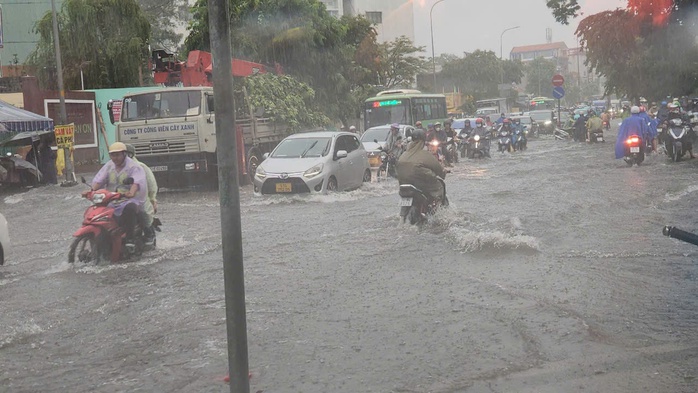 Sau mưa lớn, nhiều tuyến đường ở TP HCM ngập sâu- Ảnh 4. Sau mưa lớn, nhiều tuyến đường ở TP HCM ngập sâu- Ảnh 4.