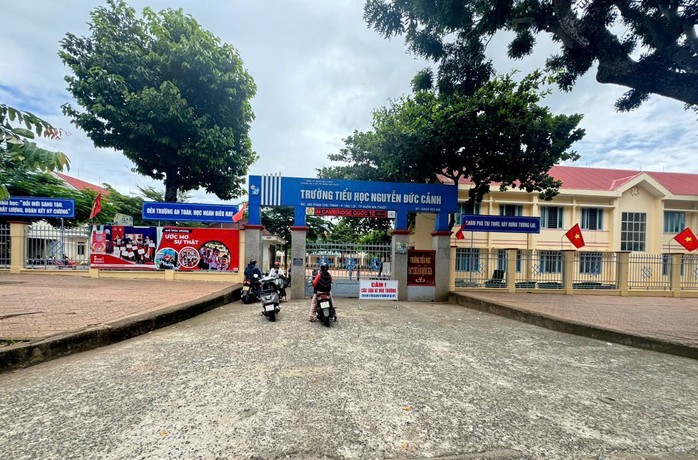 2 cô giáo nhập viện, học sinh nghỉ học vì mùi hôi lạ - Ảnh 1.
