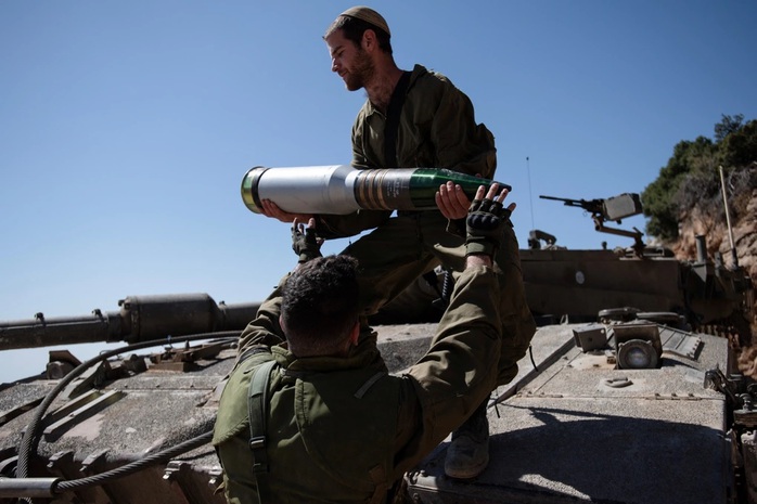 Lính Israel di chuyển đạn pháo ở miền Bắc nước này vào ngày 7-10. Ảnh: Reuters Lính Israel di chuyển đạn pháo ở miền Bắc nước này vào ngày 7-10. Ảnh: Reuters