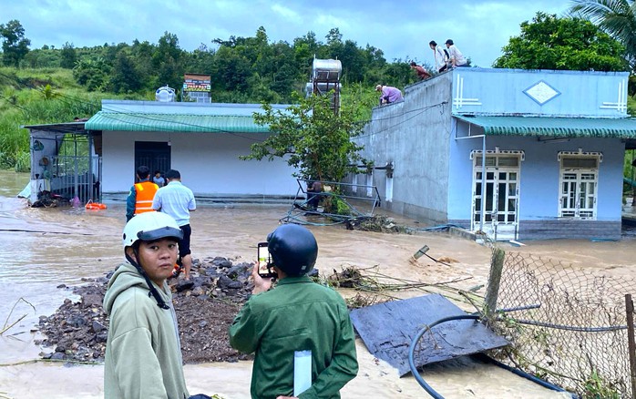 Lâm Đồng: Sơ tán nhiều người dân bị nước ngập "bao vây"- Ảnh 2. Lâm Đồng: Sơ tán nhiều người dân bị nước ngập "bao vây"- Ảnh 2.