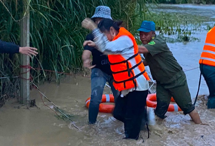 Lâm Đồng: Sơ tán nhiều người dân bị nước ngập "bao vây"- Ảnh 4. Lâm Đồng: Sơ tán nhiều người dân bị nước ngập "bao vây"- Ảnh 4.