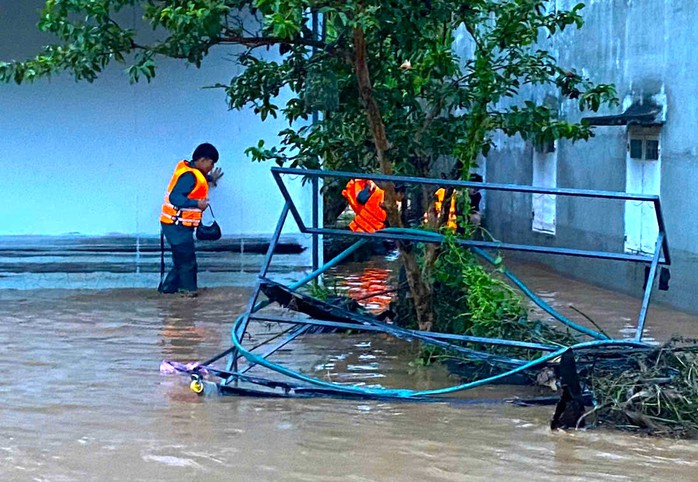 Lâm Đồng: Sơ tán nhiều người dân bị nước ngập "bao vây"- Ảnh 3. Lâm Đồng: Sơ tán nhiều người dân bị nước ngập "bao vây"- Ảnh 3.