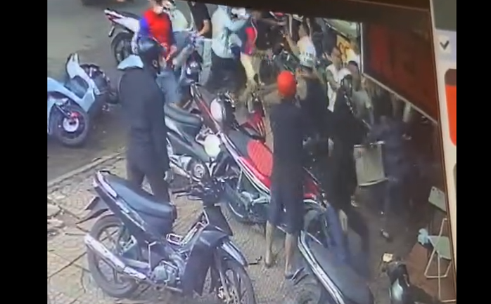 2 nhóm thanh niên đánh nhau loạn xạ, 1 người trọng thương- Ảnh 1. 2 nhóm thanh niên đánh nhau loạn xạ, 1 người trọng thương- Ảnh 1.