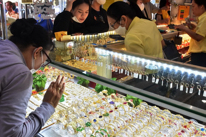 Giá vàng hôm nay, 9-10: Rơi thẳng đứng- Ảnh 1. Giá vàng hôm nay, 9-10: Rơi thẳng đứng- Ảnh 1.