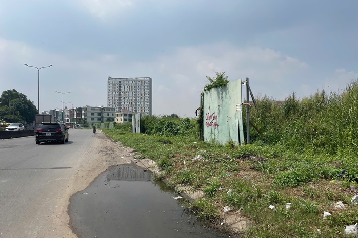 Rác thải bị đổ "ầm ầm", người dân yêu cầu phường xử lý- Ảnh 5. Rác thải bị đổ "ầm ầm", người dân yêu cầu phường xử lý- Ảnh 5.