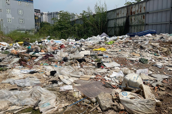 Rác thải bị đổ "ầm ầm", người dân yêu cầu phường xử lý- Ảnh 3. Rác thải bị đổ "ầm ầm", người dân yêu cầu phường xử lý- Ảnh 3.