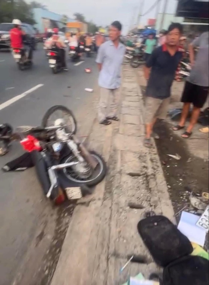 CLIP: Cán bộ ngân hàng lái ô tô tông chết người rồi bỏ chạy- Ảnh 2. CLIP: Cán bộ ngân hàng lái ô tô tông chết người rồi bỏ chạy- Ảnh 2.