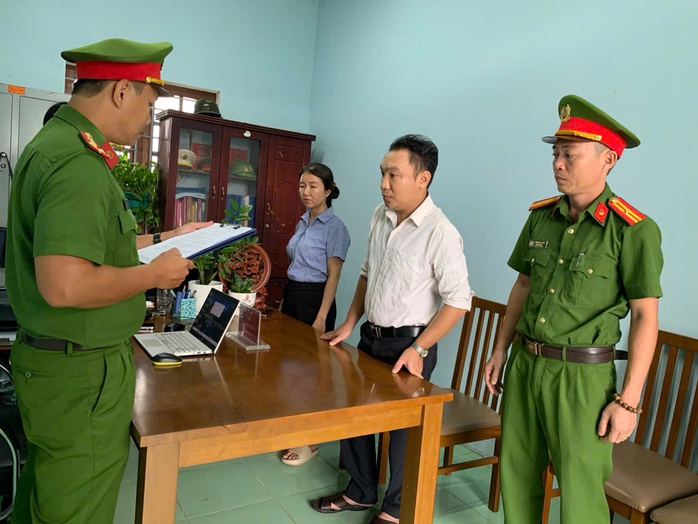 Bắt một cán bộ xã ở Quảng Nam - Ảnh 1. Bắt một cán bộ xã ở Quảng Nam - Ảnh 1.
