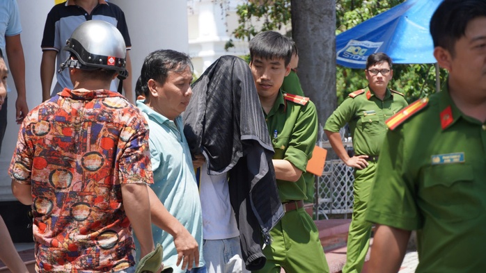 CLIP: Buồn tình, thiếu niên cầm dao rọc giấy, leo lên mái nhà đòi tự tử- Ảnh 1. CLIP: Buồn tình, thiếu niên cầm dao rọc giấy, leo lên mái nhà đòi tự tử- Ảnh 1.