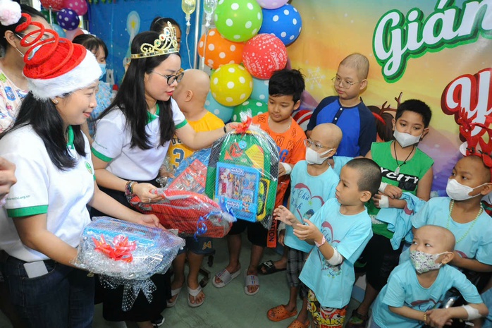 Nhân viên Phòng Công tác xã hội Bệnh viện Nhi Đồng 2 (TP HCM) tặng quà cho các em Khoa Ung bướu của bệnh viện nhân dịp Giáng sinhẢnh: HẢI YẾN Nhân viên Phòng Công tác xã hội Bệnh viện Nhi Đồng 2 (TP HCM) tặng quà cho các em Khoa Ung bướu của bệnh viện nhân dịp Giáng sinhẢnh: HẢI YẾN