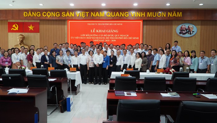 Khai giảng Lớp bồi dưỡng cán bộ được quy hoạch Ủy viên Ban Chấp hành Đảng bộ TP HCM khóa mới- Ảnh 2. Khai giảng Lớp bồi dưỡng cán bộ được quy hoạch Ủy viên Ban Chấp hành Đảng bộ TP HCM khóa mới- Ảnh 2.