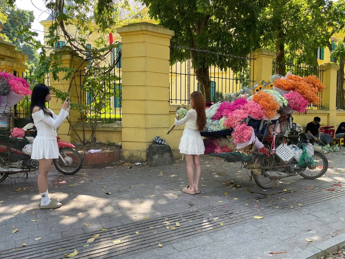 Người trẻ rủ nhau "săn" mùa thu Hà Nội- Ảnh 3.