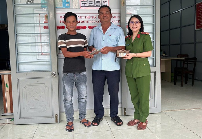 Nam thanh niên nhờ công an tìm chủ nhân chiếc ví chứa 50 triệu đồng- Ảnh 1. Nam thanh niên nhờ công an tìm chủ nhân chiếc ví chứa 50 triệu đồng- Ảnh 1.