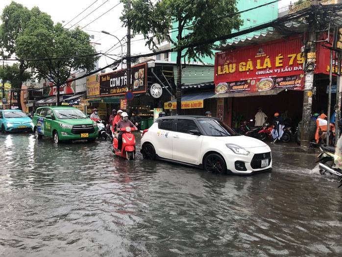 Chiều 9-10, TP HCM tiếp tục có mưa lớn kèm giông chớp, sấm sét.- Ảnh 8. Chiều 9-10, TP HCM tiếp tục có mưa lớn kèm giông chớp, sấm sét.- Ảnh 8.