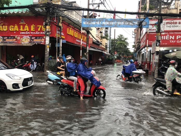 Chiều 9-10, TP HCM tiếp tục có mưa lớn kèm giông chớp, sấm sét.- Ảnh 7. Chiều 9-10, TP HCM tiếp tục có mưa lớn kèm giông chớp, sấm sét.- Ảnh 7.