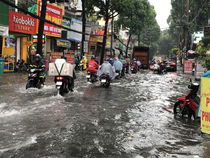 Chiều 9-10, TP HCM tiếp tục có mưa lớn kèm giông chớp, sấm sét.- Ảnh 6. Chiều 9-10, TP HCM tiếp tục có mưa lớn kèm giông chớp, sấm sét.- Ảnh 6.
