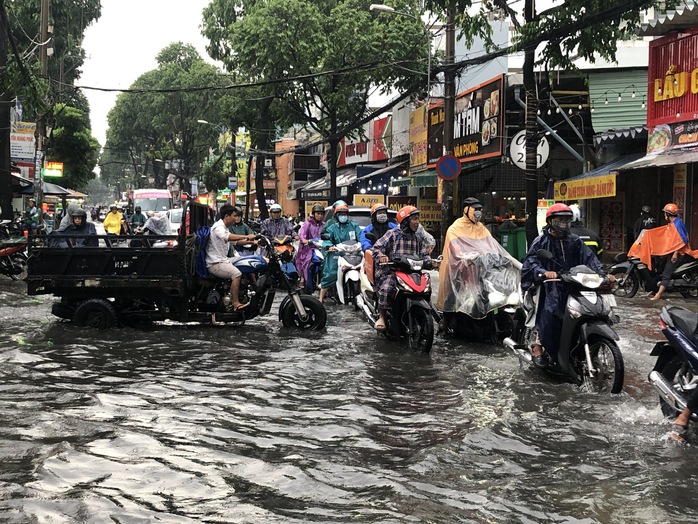 Chiều 9-10, TP HCM tiếp tục có mưa lớn kèm giông chớp, sấm sét.- Ảnh 5. Chiều 9-10, TP HCM tiếp tục có mưa lớn kèm giông chớp, sấm sét.- Ảnh 5.