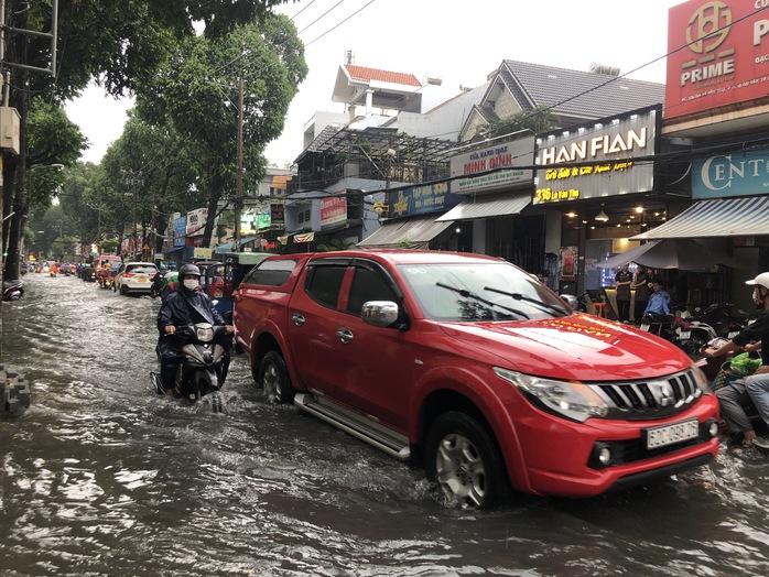 Chiều 9-10, TP HCM tiếp tục có mưa lớn kèm giông chớp, sấm sét.- Ảnh 4. Chiều 9-10, TP HCM tiếp tục có mưa lớn kèm giông chớp, sấm sét.- Ảnh 4.