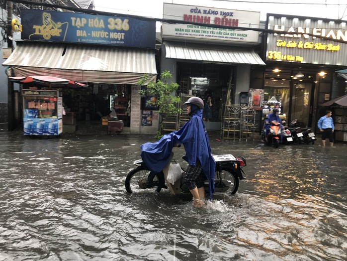 Chiều 9-10, TP HCM tiếp tục có mưa lớn kèm giông chớp, sấm sét.- Ảnh 3. Chiều 9-10, TP HCM tiếp tục có mưa lớn kèm giông chớp, sấm sét.- Ảnh 3.