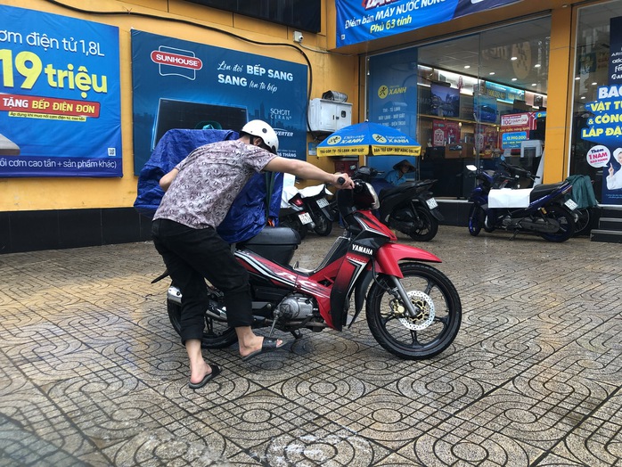 Chiều 9-10, TP HCM tiếp tục có mưa lớn kèm giông chớp, sấm sét.- Ảnh 2. Chiều 9-10, TP HCM tiếp tục có mưa lớn kèm giông chớp, sấm sét.- Ảnh 2.