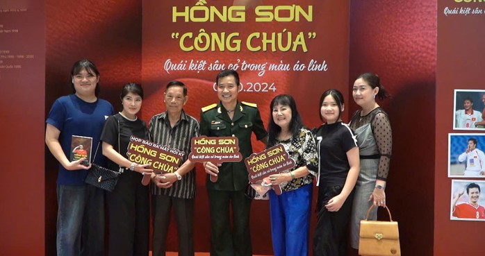 Hồng Sơn hào hứng ra mắt cuốn tự truyện. Ảnh: KIM NGÂN Hồng Sơn hào hứng ra mắt cuốn tự truyện. Ảnh: KIM NGÂN