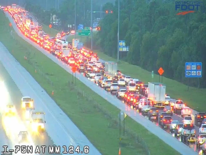 Giao thông đang tắc nghẽn nghiêm trọng trên đường hướng tới Miami, bang Florida. Ảnh: FDOT Giao thông đang tắc nghẽn nghiêm trọng trên đường hướng tới Miami, bang Florida. Ảnh: FDOT